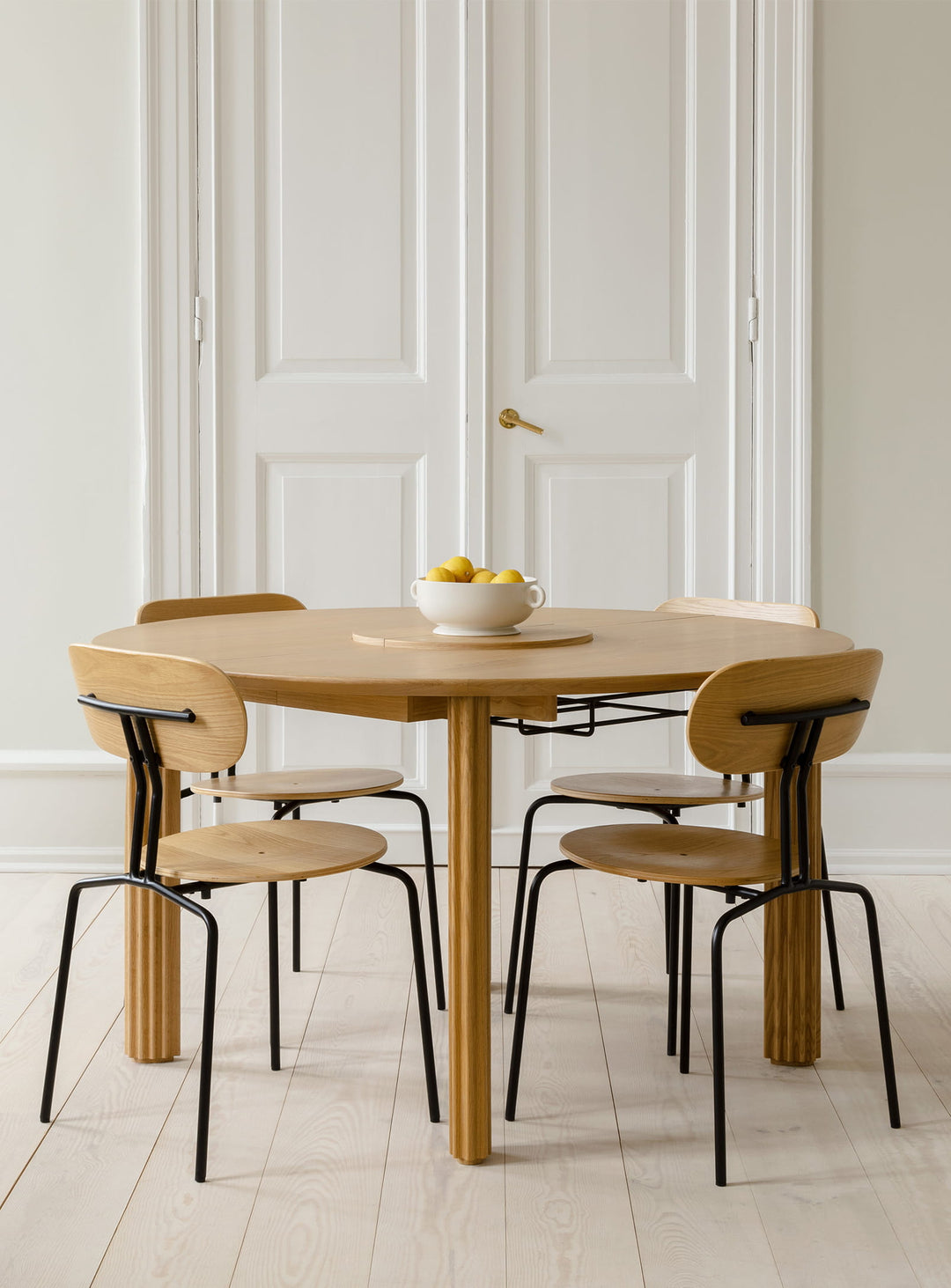 Table à dîner extensible Comfort Circle Umage, une table élégante pouvant accueillir jusqu'à 10 personnes. chene