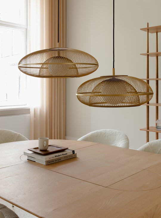 Table à dîner extensible Comfort Circle Umage en chêne ou chêne foncé au style contemporain. chene