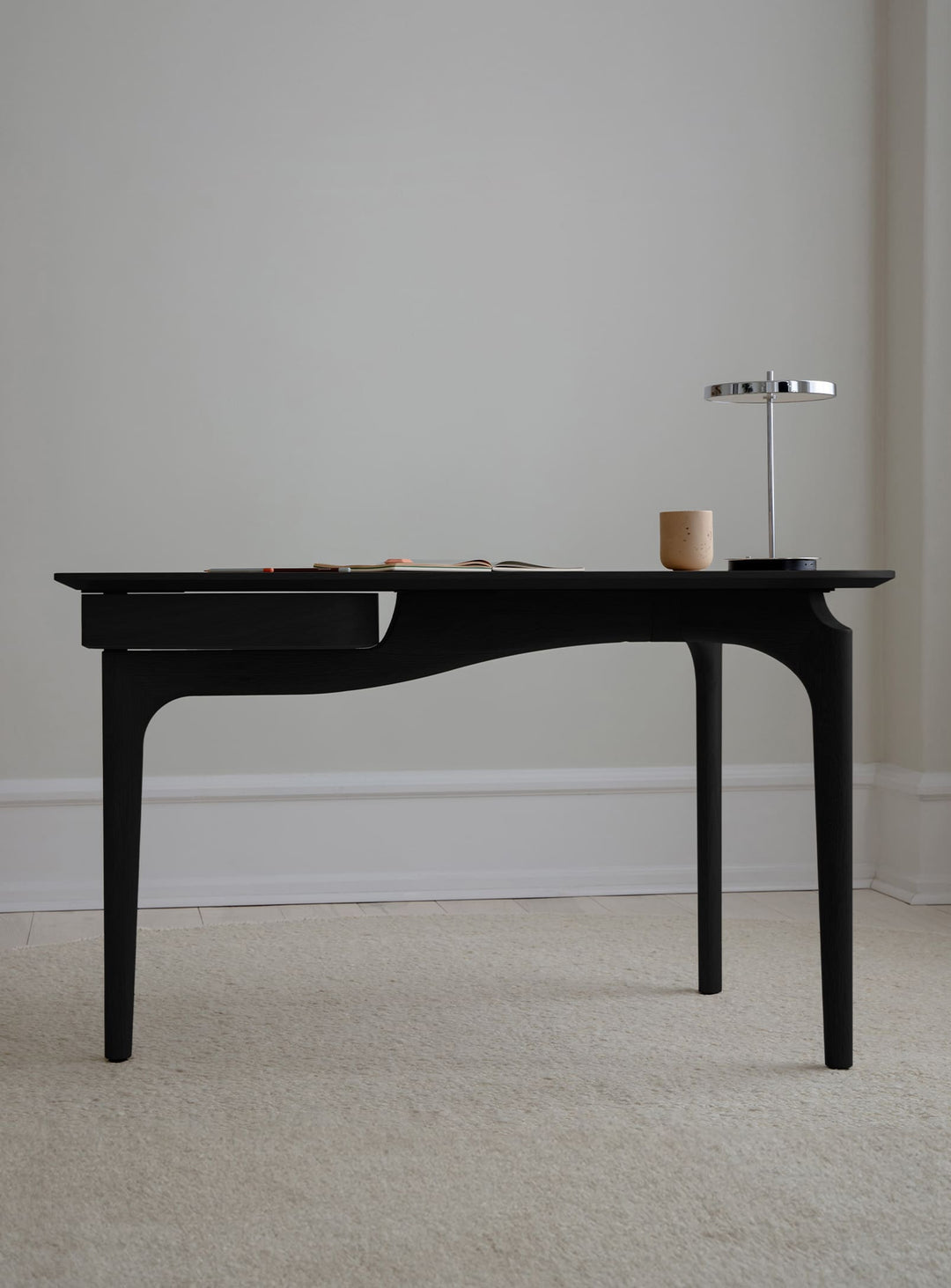 Bureau Umage Duende : style naturel, lignes douces et esprit artistique. chêne noir.