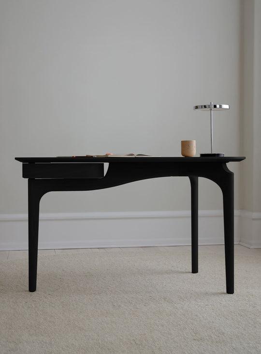 Bureau Umage Duende : style naturel, lignes douces et esprit artistique. chêne noir.