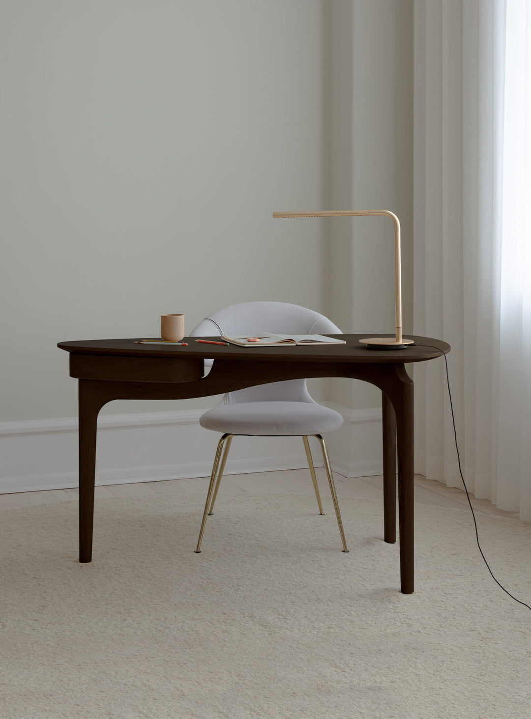 Bureau Duende d’Umage : design organique et espace de travail inspirant. chêne foncé