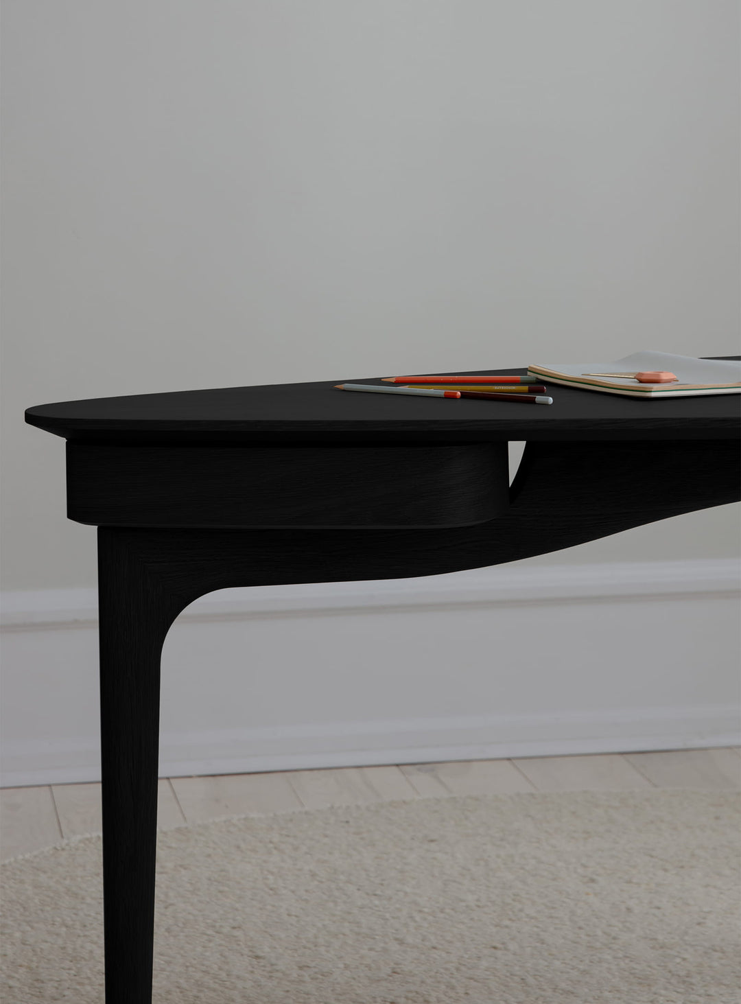 Bureau Duende Umage : élégance organique et productivité harmonieuse. chêne noir