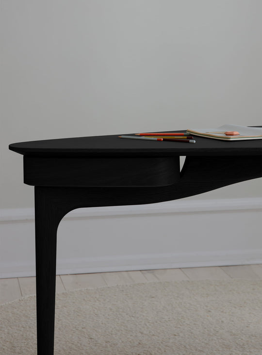 Bureau Duende Umage : élégance organique et productivité harmonieuse. chêne noir