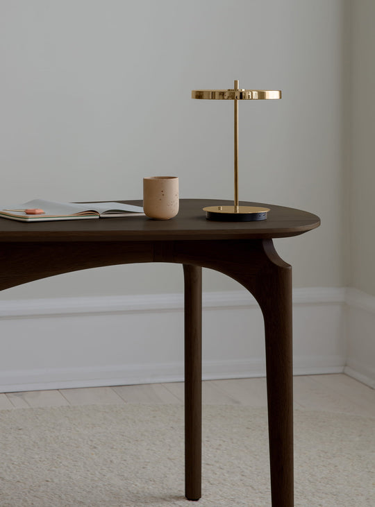 Umage Duende : bureau design en placage de chêne, épuré et fonctionnel. chêne foncé