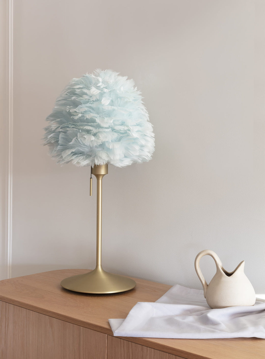 Abat-jour Eos Evia Umage : un luminaire en plumes au design sculptural et aérien. bleu
