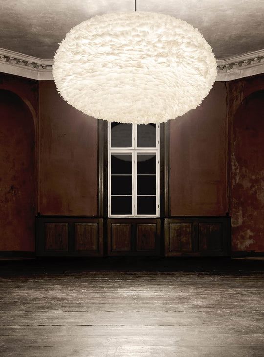 Abat-jour Eos Umage : un luminaire en plumes qui diffuse une lumière douce et naturelle. blanc