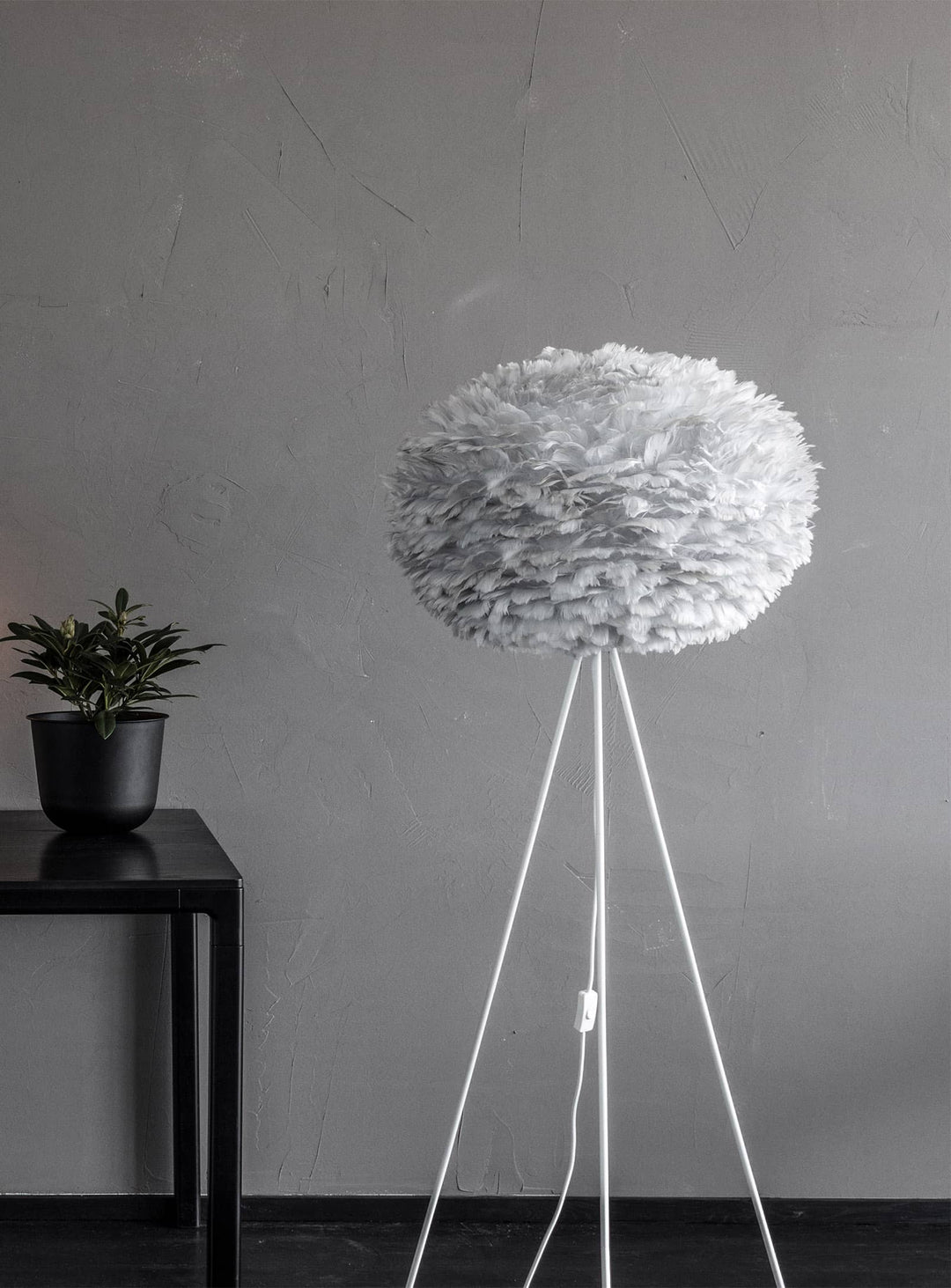 Abat-jour Eos Umage : une suspension design aux plumes délicates pour un intérieur chaleureux. gris