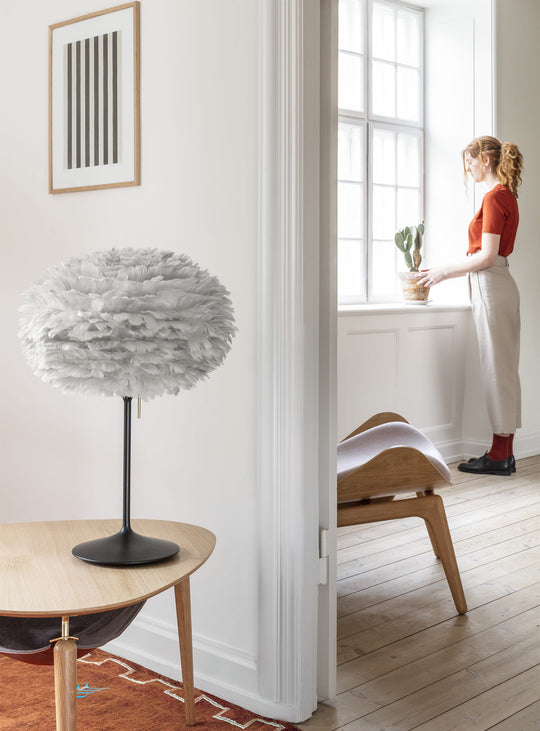 Abat-jour Eos Umage : des plumes naturelles pour une ambiance lumineuse douce et apaisante. gris