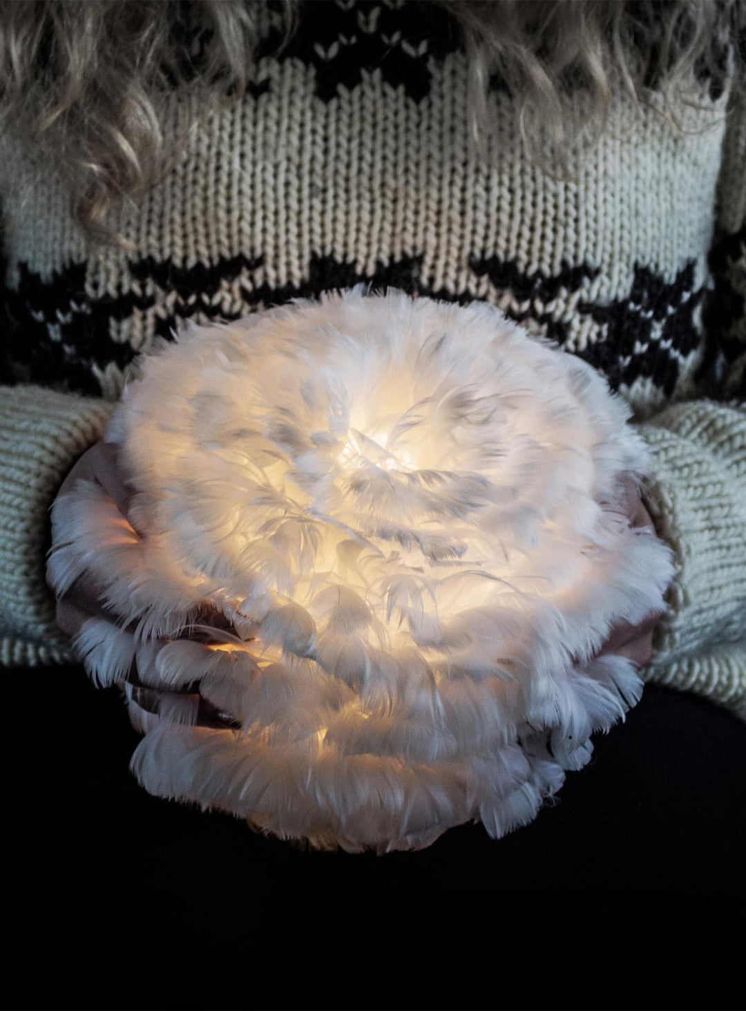 Abat-jour Eos Umage : un luminaire iconique qui allie design nordique et lumière chaleureuse. blanc