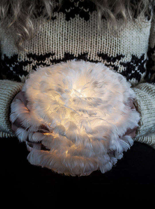 Abat-jour Eos Umage : un luminaire iconique qui allie design nordique et lumière chaleureuse. blanc