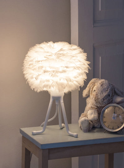 Abat-jour Eos Umage : un luminaire en plumes inspiré des paysages nordiques. blanc