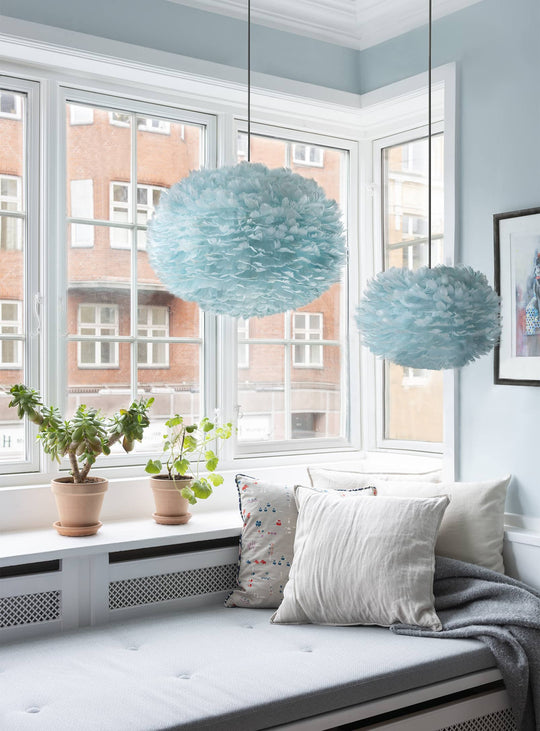 Abat-jour Eos Umage : l'élégance scandinave dans un luminaire en plumes. bleu