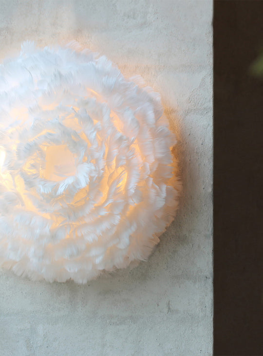 Abat-jour Eos Up Umage : luminaire mural ou plafond en plumes naturelles. moyen