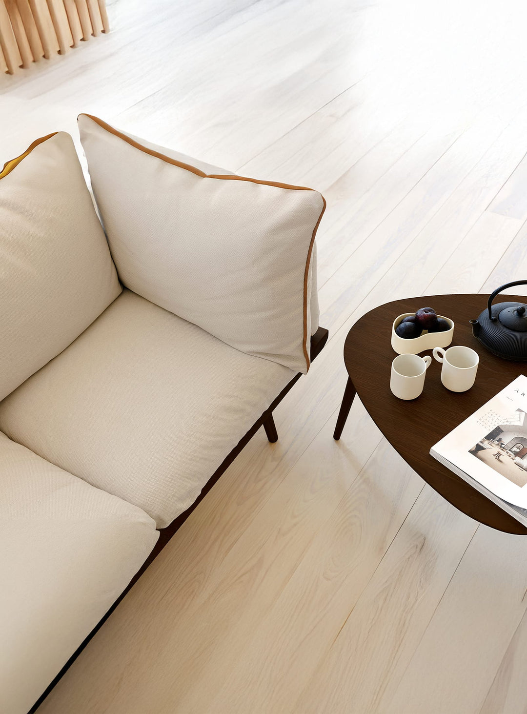 Table à café Hang Out Umage : table design, rangement discret et look minimaliste. chene foncé