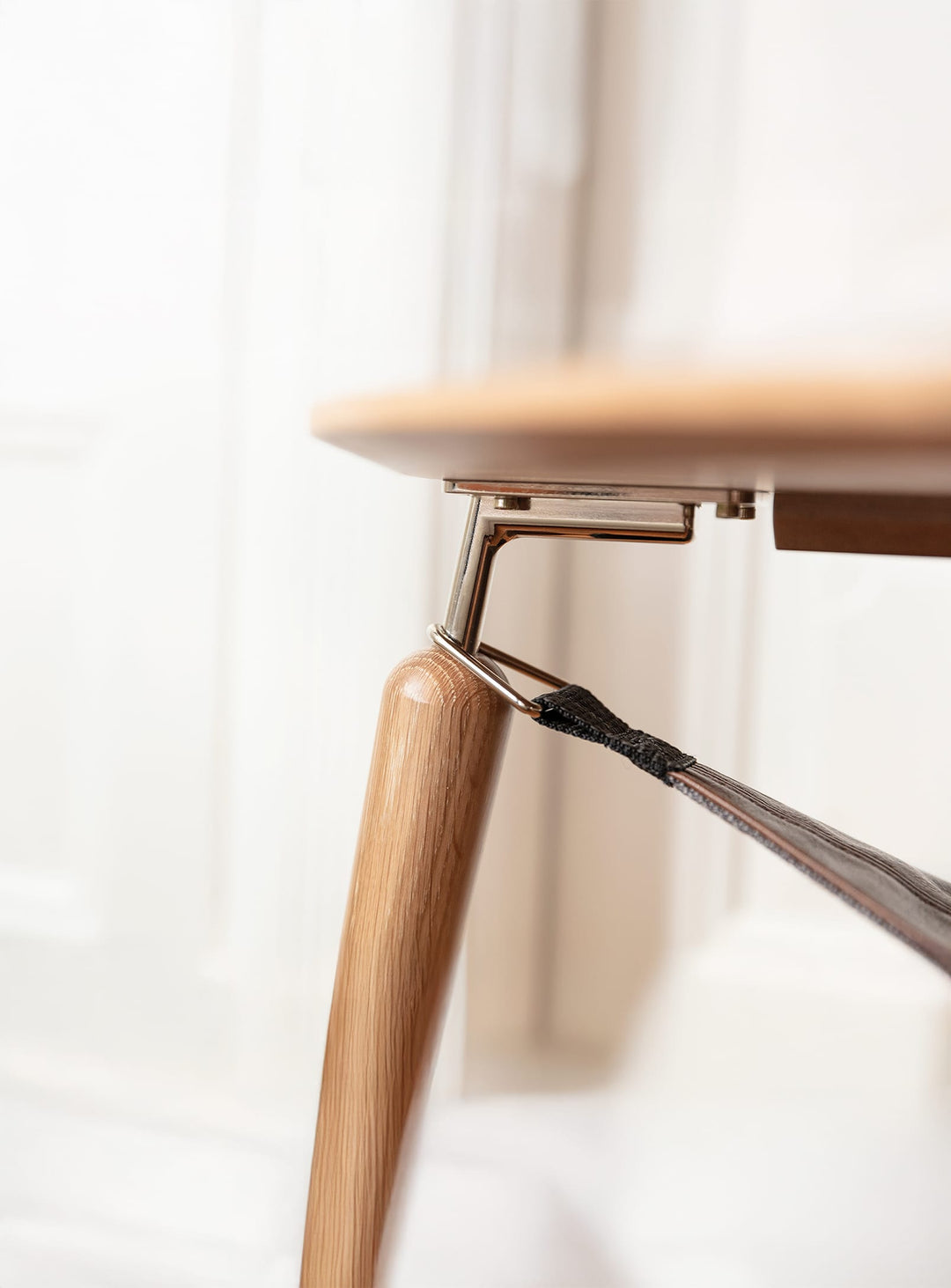 Table à café Hang Out Umage : table basse design avec rangement hamac intégré. chene