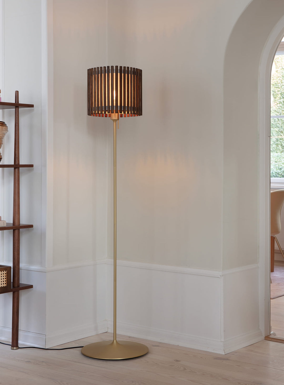Abat-jour Komorebi Umage en bois naturel pour une décoration pleine de sérénité.