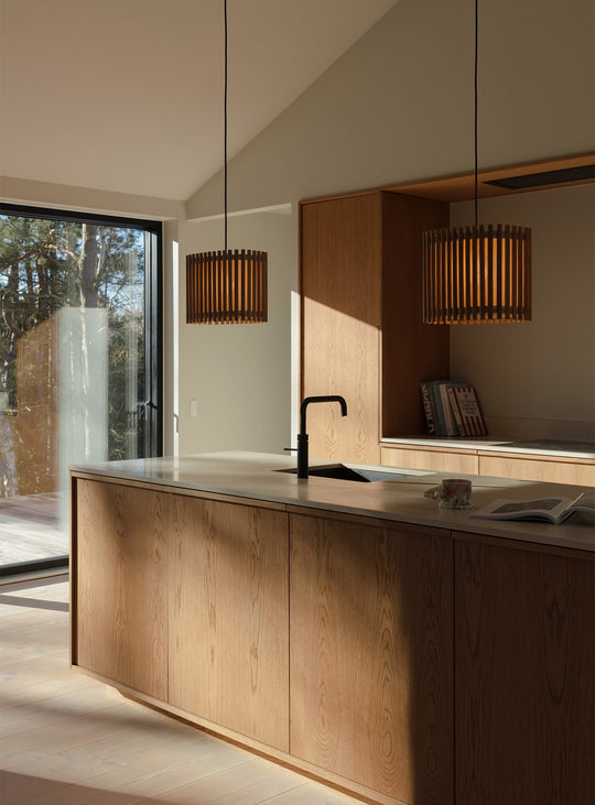 Abat-jour Komorebi Umage : un luminaire contemporain aux lignes organiques.