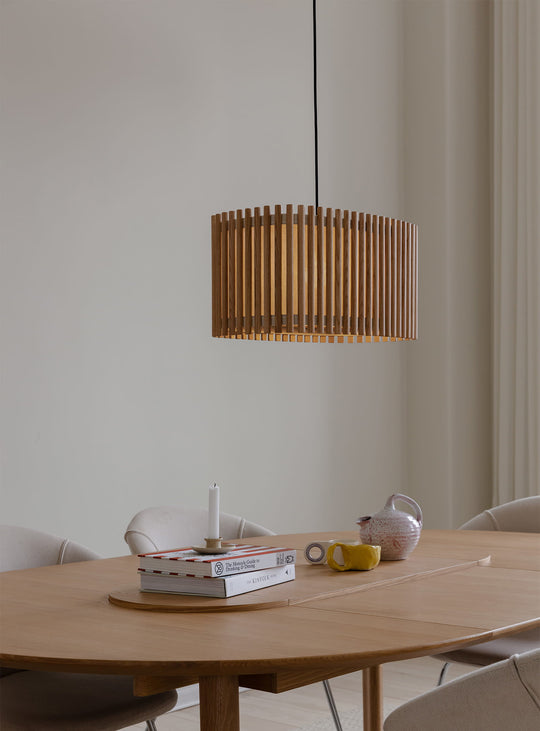 Abat-jour Komorebi Umage : un design inspiré du Japon mêlant bois naturel et textile.