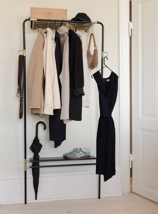Porte-vêtements Lean On Me Umage : porte-manteaux design, gain de place et élégant. noir