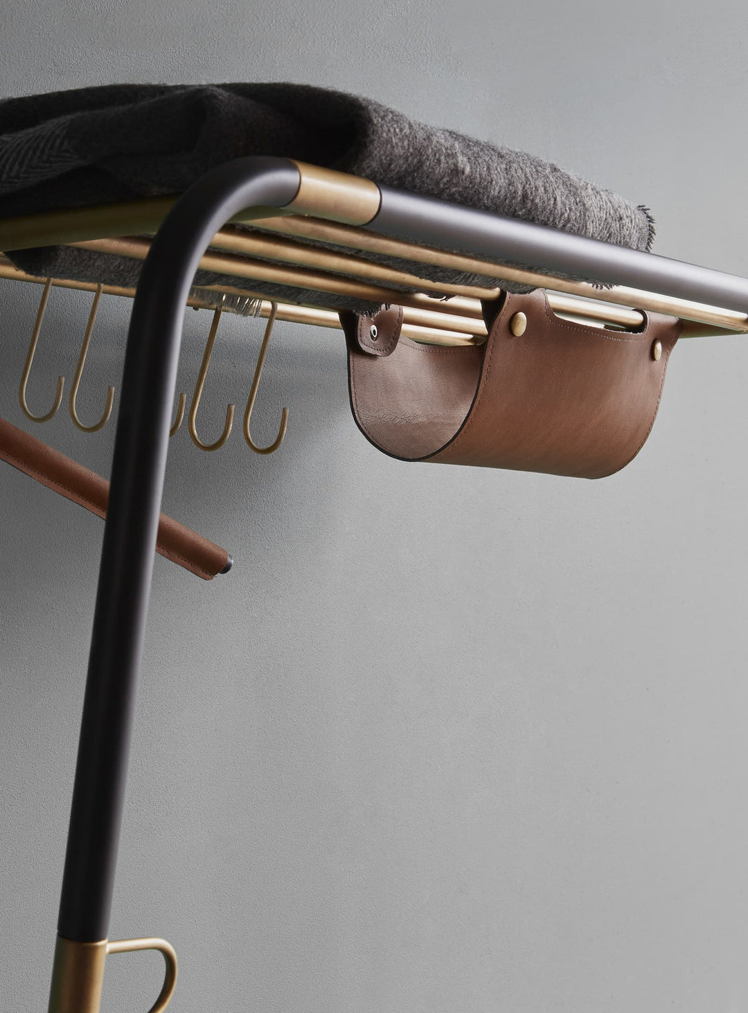 Porte-vêtements Lean On Me Umage : porte-manteaux design, idéal pour couloir étroit. noir