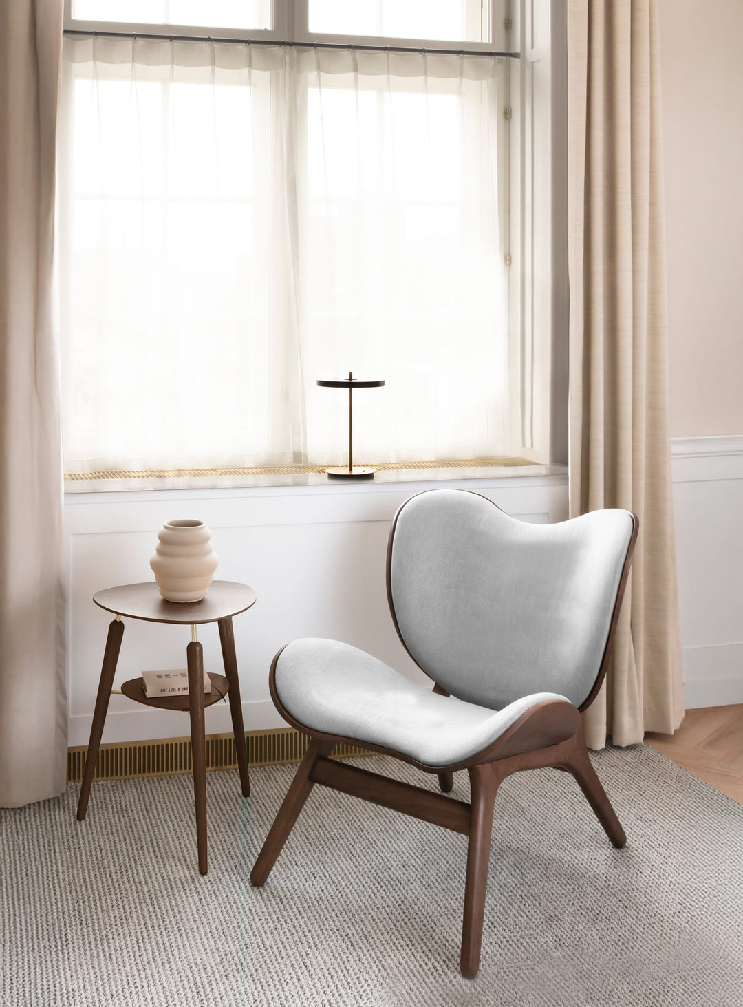 Table d’appoint My Spot Umage : table moderne, rangement et recharge facile. chene foncé