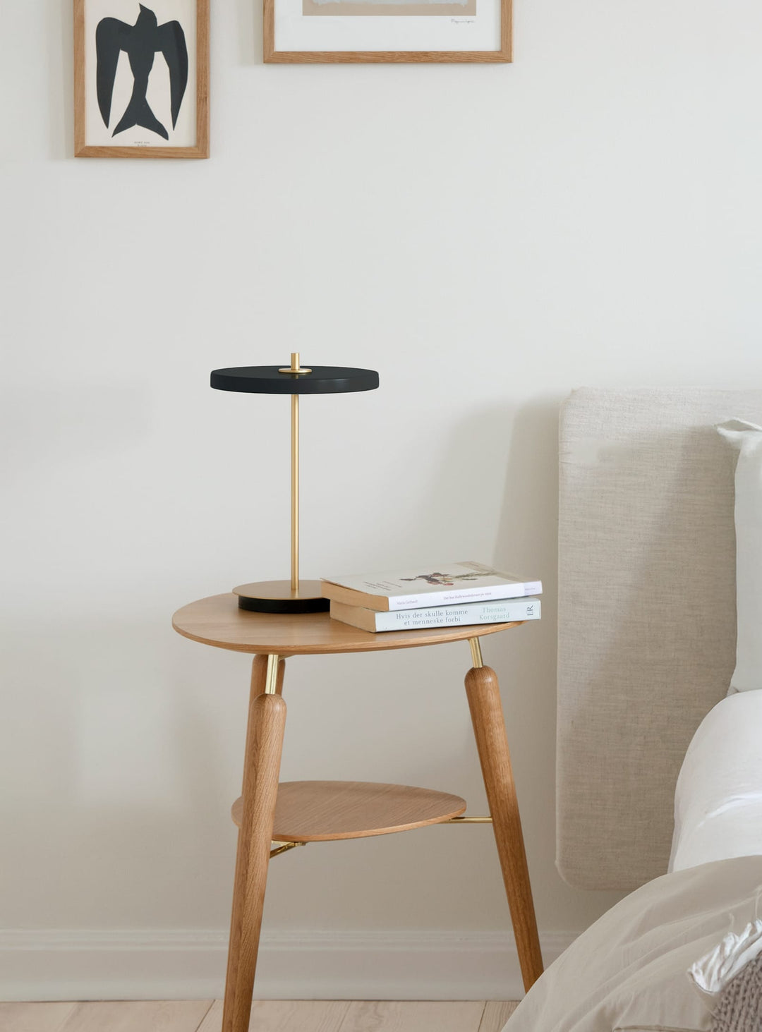 Table d’appoint My Spot Umage : table design, parfaite près du canapé. chene
