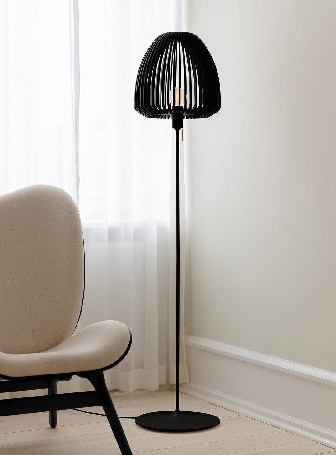 Support de lampe Santé de Umage design contemporain et léger. noir