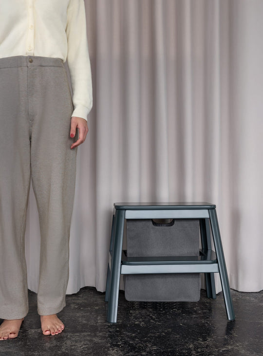 Tabouret Step It Up Umage : tabouret design avec sac rangement et fonction marchepied. anthracite