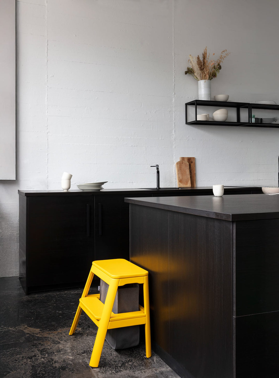 Tabouret Step It Up Umage : tabouret design multifonction, pratique et compact. jaune safran
