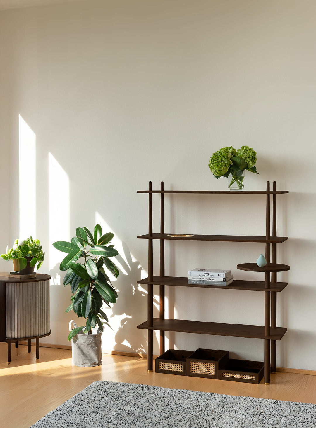 Bibliothèque Stories Umage : meuble rangement design, chêne et laiton chic. chene foncé