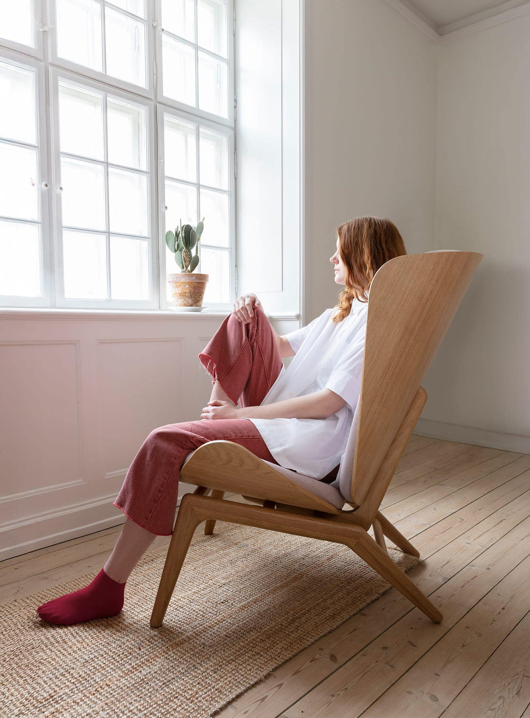 Fauteuil The Reader Umage : une invitation à la détente grâce à son design enveloppant.