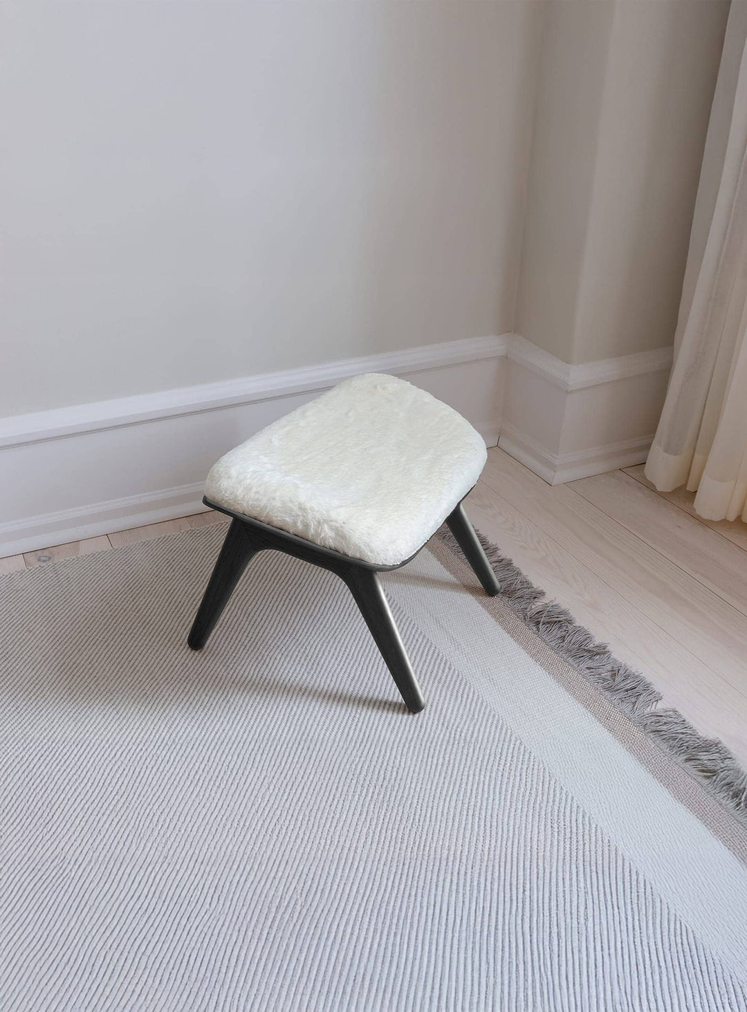 Ottoman The Reader Umage : repose-pieds chic pour une ambiance cosy et moderne. blanc teddy