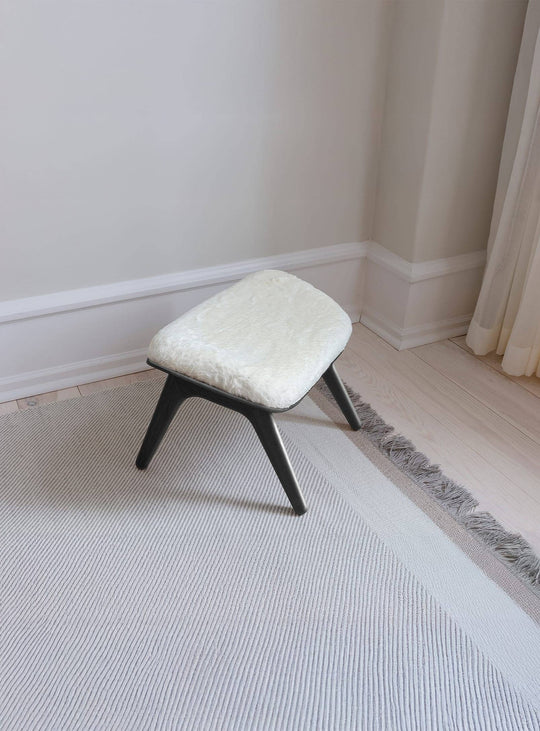 Ottoman The Reader Umage : repose-pieds chic pour une ambiance cosy et moderne. blanc teddy