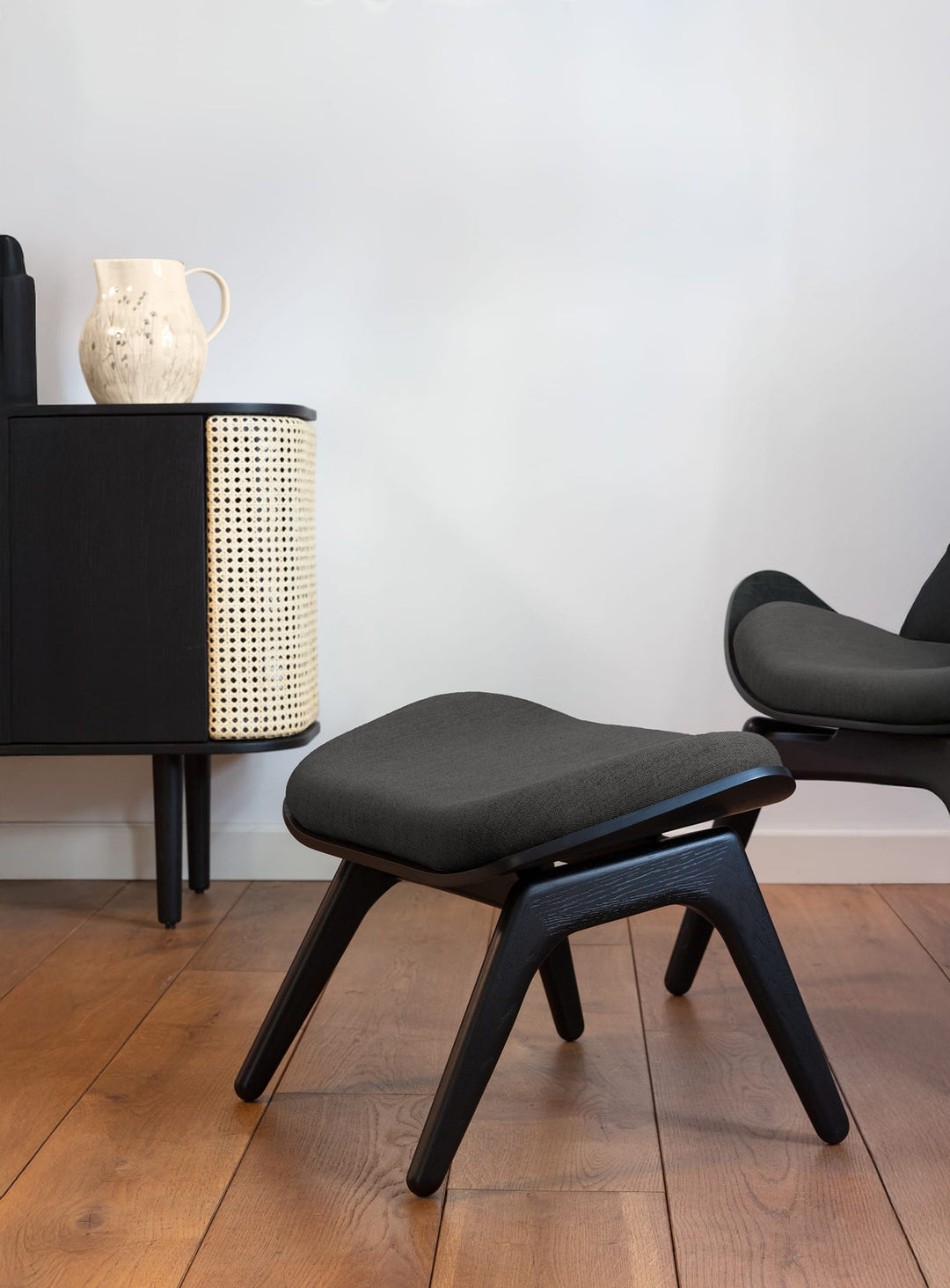 Ottoman The Reader Umage : design scandinave et pieds en chêne massif élégants. Ombre