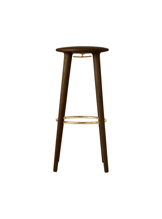 Tabouret de bar Socialite de Umage repose-pieds laiton et style moderne. chene foncé