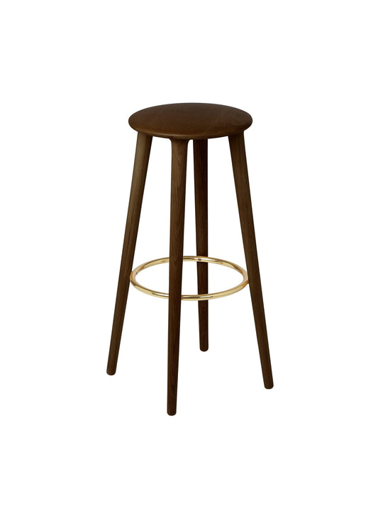 Tabouret de bar Socialite de Umage assise incurvée et finition haut de gamme. chene foncé