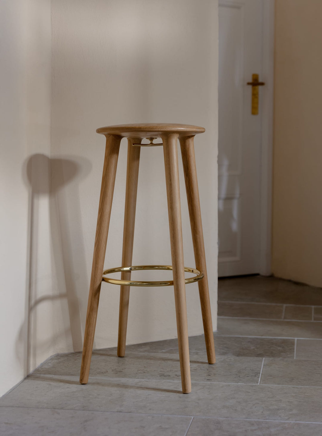 Tabouret de bar Socialite de Umage bois massif et détails raffinés. chene