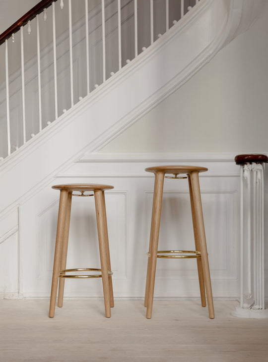 Tabouret Socialite de Umage design élégant avec crochet pratique. chene