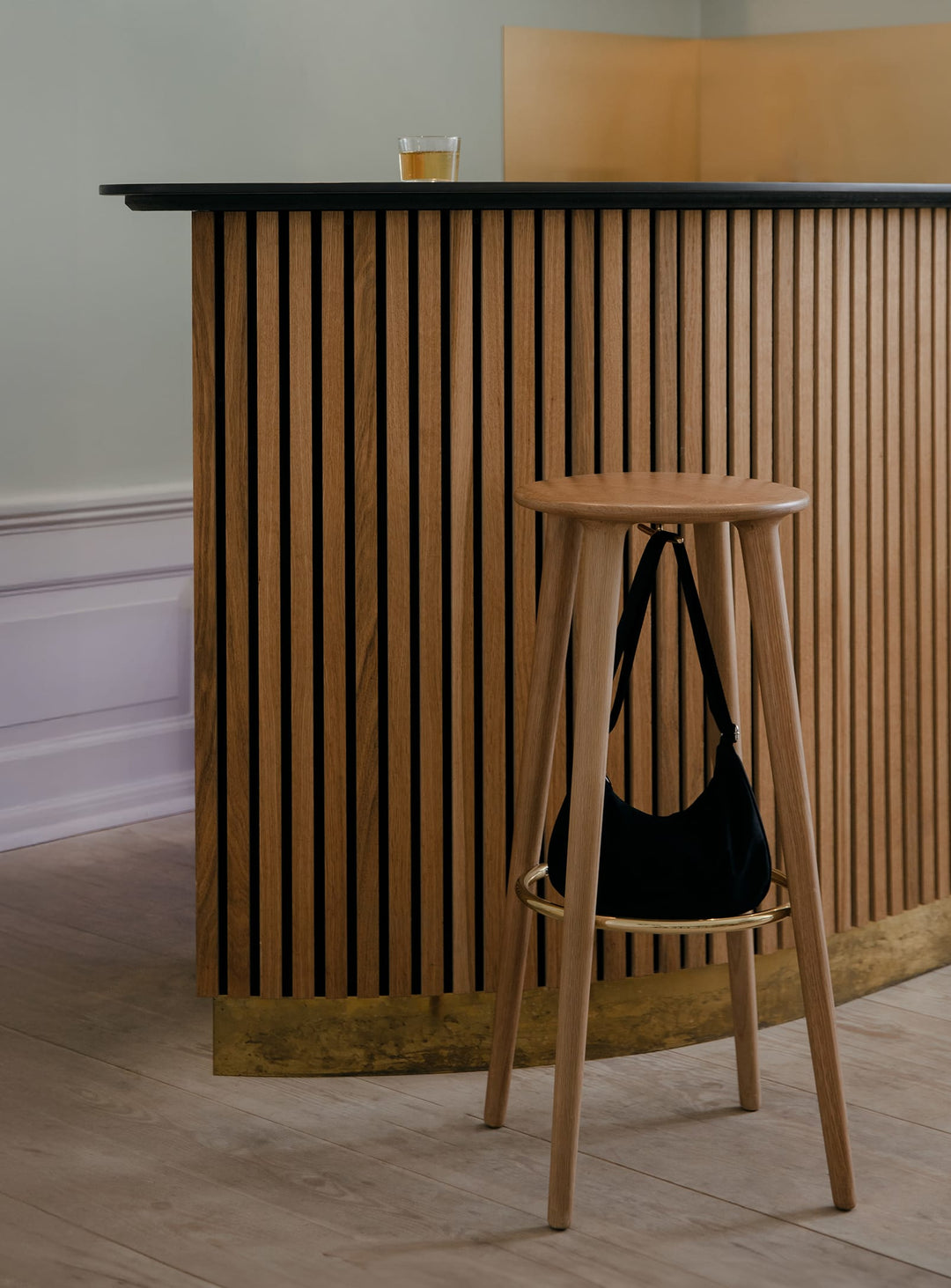 Tabouret de bar Socialite de Umage en chêne massif avec repose-pieds laiton. chene