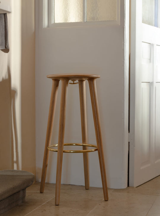 Tabouret de bar Socialite de Umage tabouret comptoir chic et durable. chene