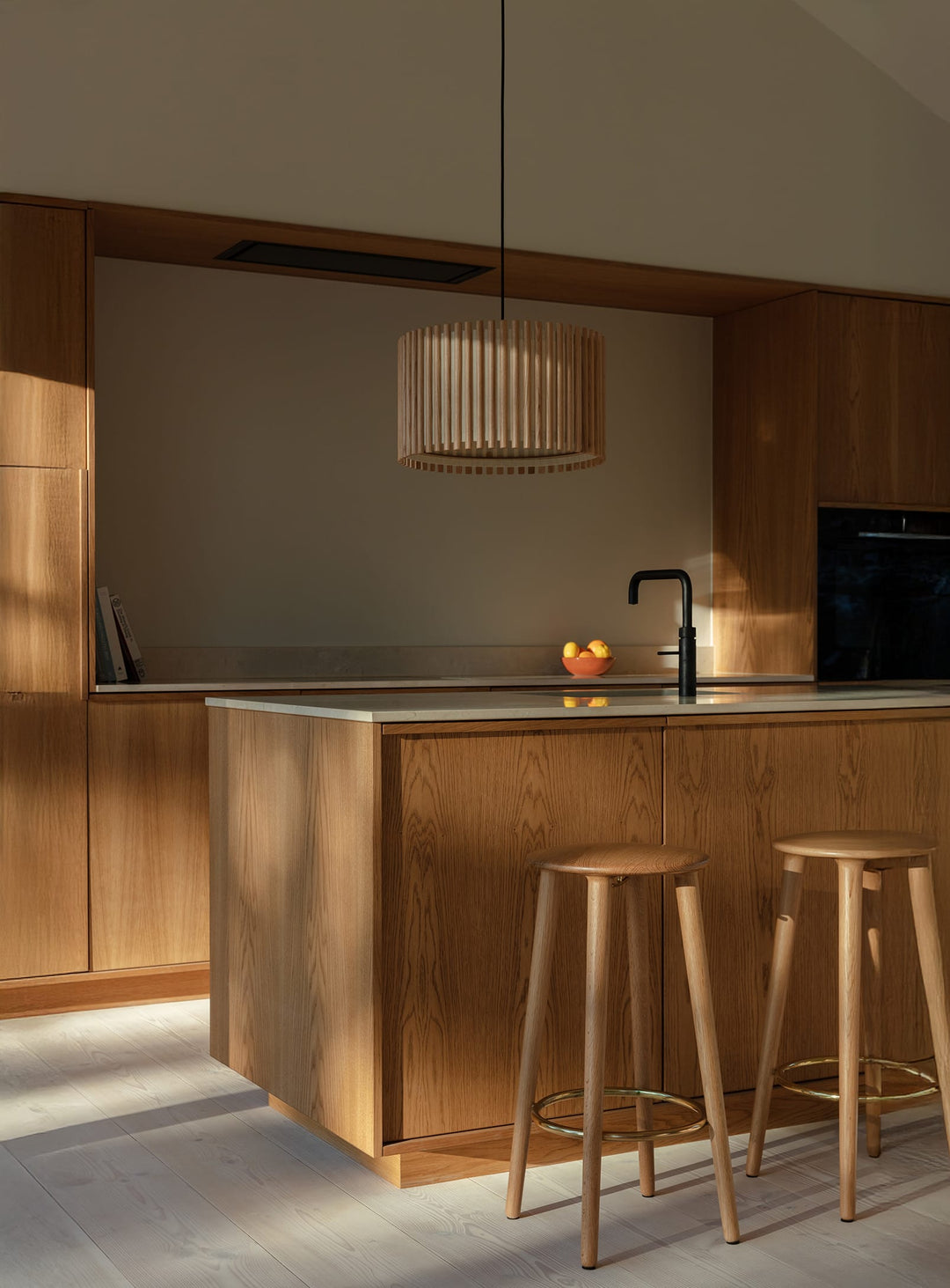 Tabouret de comptoir Socialite de Umage design danois élégant. chene