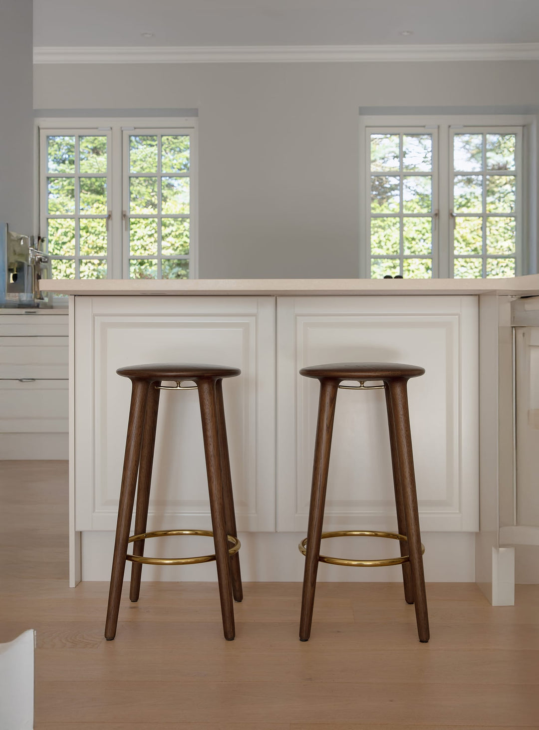 Tabouret de comptoir Socialite de Umage en chêne massif et laiton élégant. chene foncé