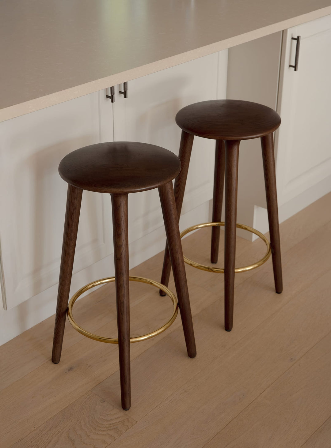 Tabouret de comptoir Socialite de Umage crochet intégré pratique. chene foncé