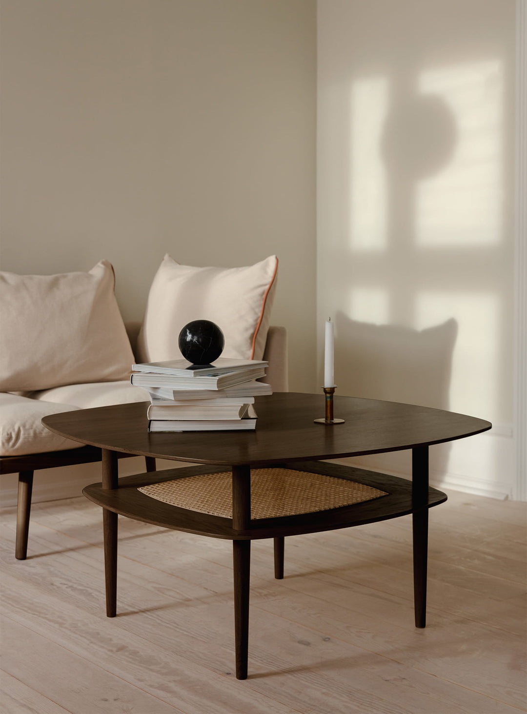 Table à café carrée Together Umage : une table en chêne au design scandinave chaleureux. chene foncé