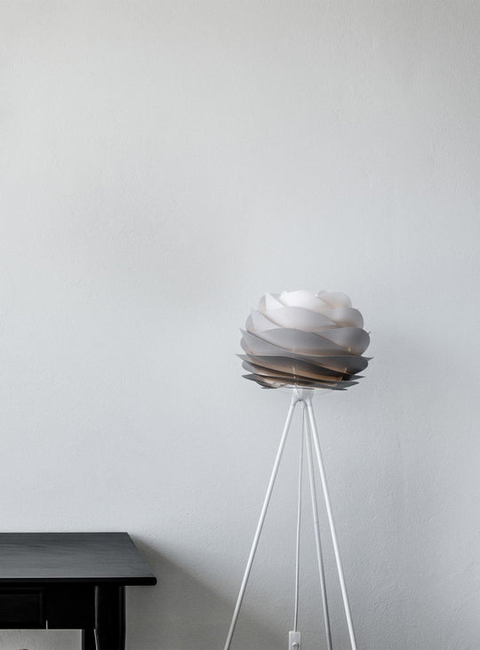 Trépied lampe Umage base lampe chic et pratique. blanc