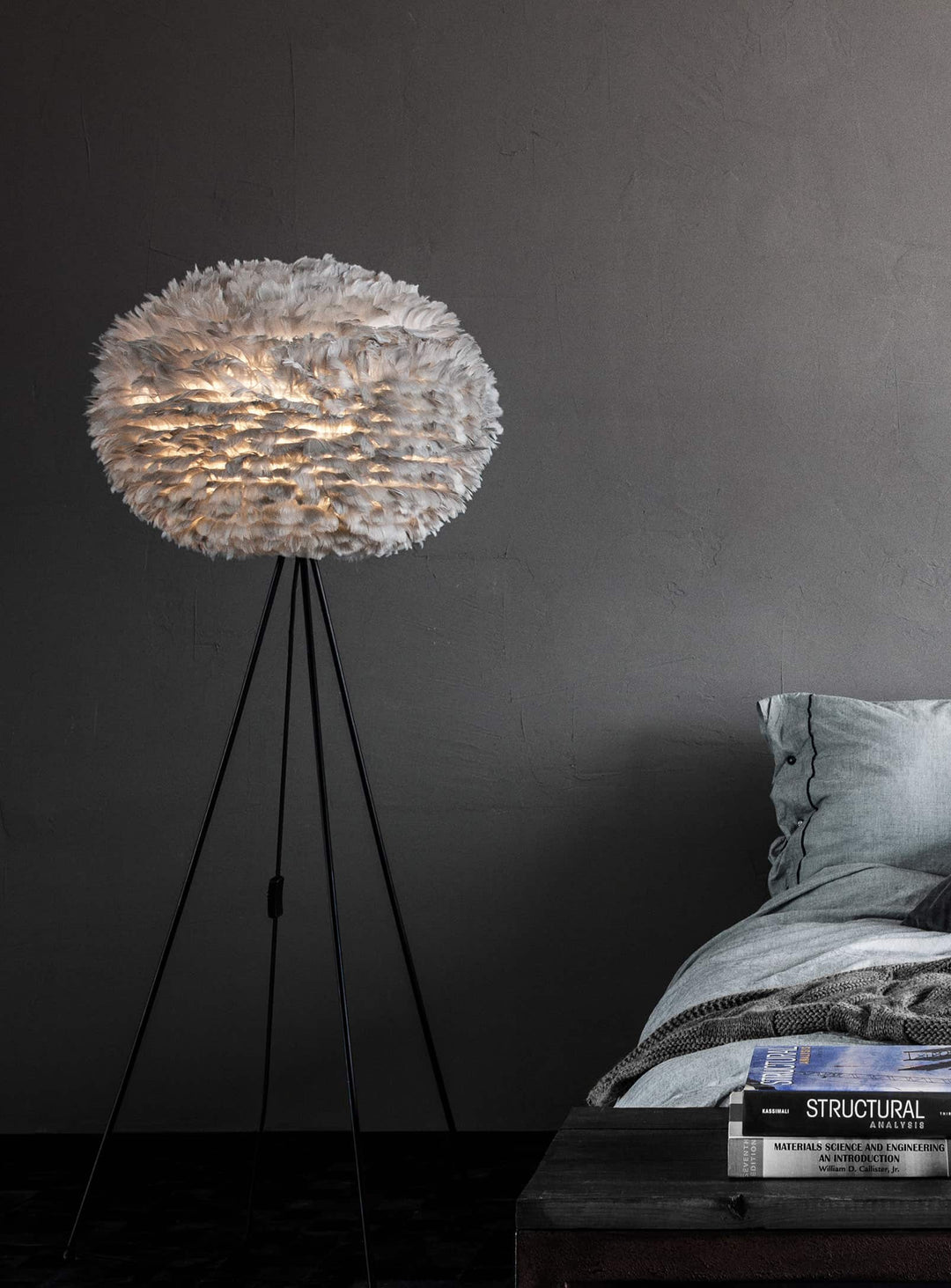 Trépied lampe Umage support design scandinave polyvalent. noir