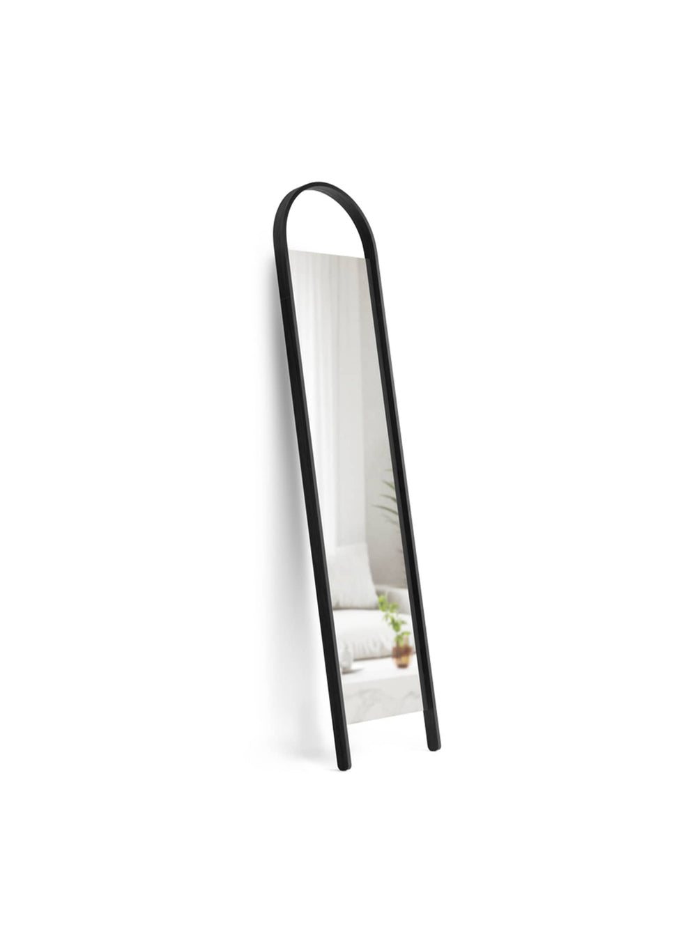 Apportez style et profondeur à votre intérieur avec le miroir Bellwood d’Umbra, un grand miroir au cadre en bois durable, idéal pour illuminer vos espaces. Noir.