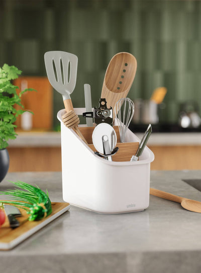 Bellwood d’Umbra, un organisateur compact et fonctionnel en plastique recyclé et bois durable pour vos ustensiles.