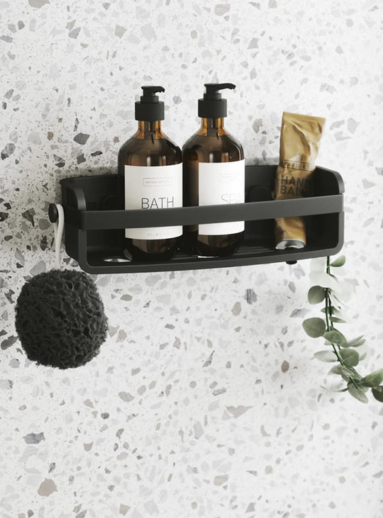Panier de douche Flex d'Umbra en plastique recyclé avec drainage intégré et installation adhésive sans perçage. noir