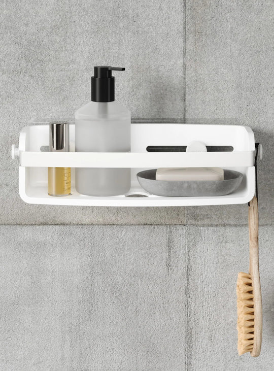 Le panier de douche Flex d'Umbra se fixe sans perçage et permet de ranger shampoings, gels douche et accessoires. blanc